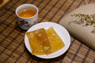 琥珀色糕点配热茶