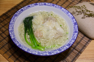 青花瓷碗中的馄饨青菜