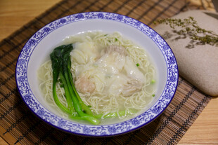 青花瓷碗中的青菜豆腐