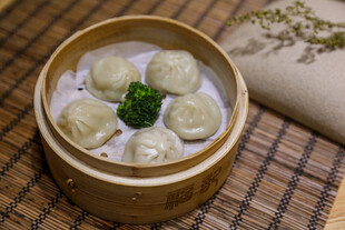 竹制蒸笼里的美味小笼包
