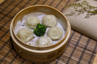 竹制蒸笼里的美味小笼包