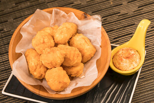 香脆炸鸡块搭配蘸料