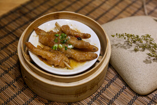 竹制蒸笼里的美味蒸排骨