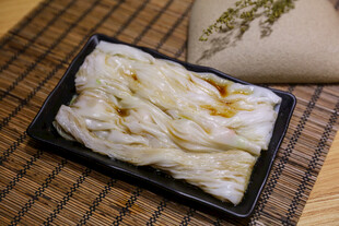 美味肠粉摆于竹席之上