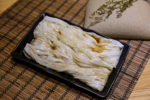 美味肠粉摆于竹席之上