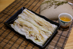 美味肠粉 搭配蘸料诱人