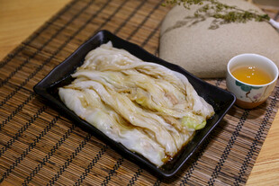美味白切鸡配特色蘸料