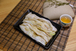 美味蒸饺配蘸料