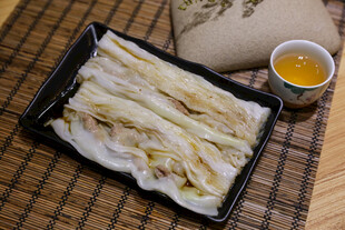 美味肠粉配茶饮享受惬意时光