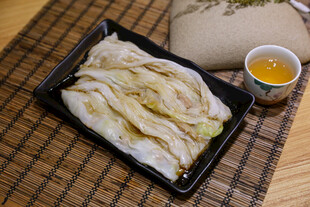 鲜嫩白菜摆于盘 佐以小茶