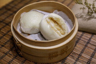 竹制蒸笼里的美味豆沙包