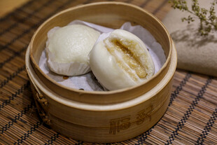 竹制蒸笼里的美味白包子