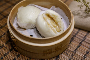 竹制蒸笼里的美味豆沙包
