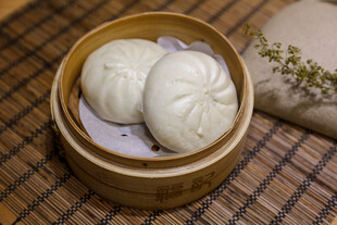 竹笼中的美味白馒头