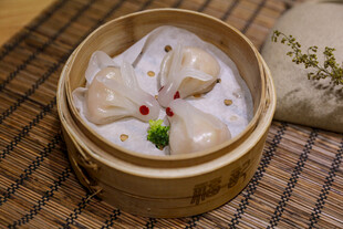 竹制蒸笼里的美味虾饺