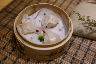 竹制蒸笼里的美味饺子