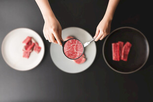 准备烹饪的新鲜生牛肉块