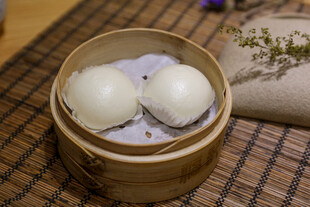 竹制蒸笼里的美味白包子