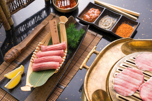 日式烤肉食材拼盘展示