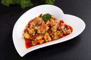 心形盘中的美味麻辣鸡丁