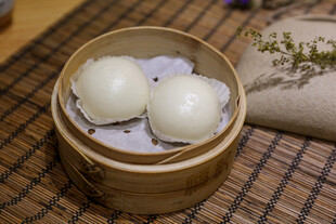 竹制蒸笼里的美味白包子