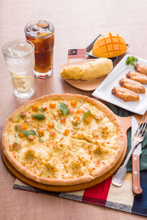 美味披萨与多样休闲美食