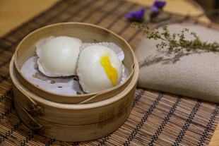 竹制蒸笼里的美味白团子