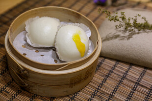 竹制蒸笼里的美味白玉蒸饺