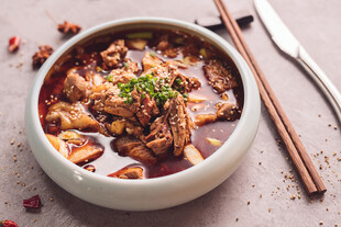 美味水煮肉片配筷子餐具