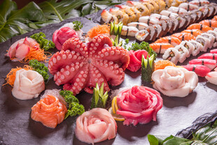 精美多样日式刺身寿司拼盘