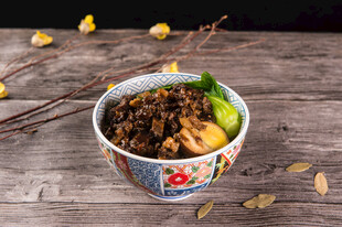 美味自热火锅摆于木桌