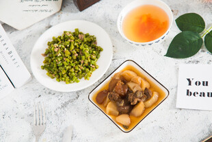 美味菜肴与茶饮的惬意组合