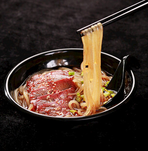 美味牛肉面 面条挑起诱人