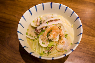 海鲜蔬菜拉面碗中美味