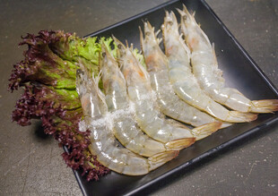 新鲜大虾配生菜摆盘