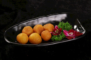 美味香炸汤圆摆盘精致