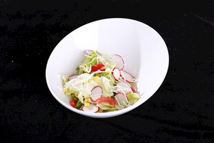 白色碗中的新鲜蔬菜沙拉