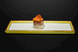 精致寿司摆于黄色托盘上