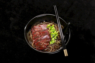 美味牛肉拉面配翠绿葱花