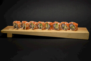 美味寿司整齐摆放在木盘上