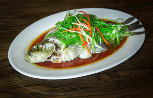 清蒸鱼配翠绿蔬菜