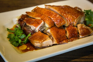 美味切片烤鸭摆盘精致