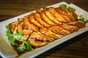 美味切片鸡肉摆盘