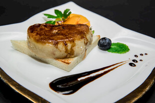 精致摆盘的美味海鲜料理