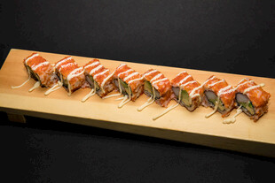 美味寿司整齐摆放在木盘上