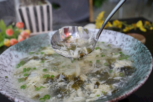 美味酸菜鱼汤诱人呈现