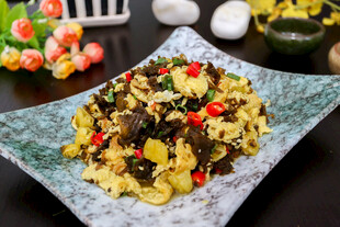美味五彩炒饭摆于盘中