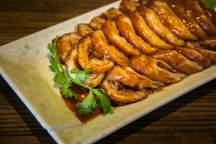 美味切片鸡肉摆盘精致