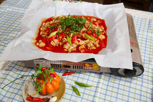 锡纸烤鱼配蔬菜与小食