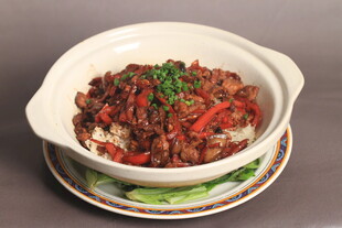 砂锅牛肉盖饭 美味诱人